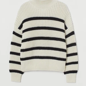 Stickad tröja - Säljer min stickade tröja från hm som är slutsåld. Den kommer inte till användning och är lite stor på mig. Använd ca två gånger så är i nyskick. Storlek M