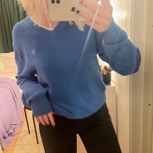 Blå tröja  - Blå tröja                                                            Storlek:M                                                                   Pris: 120kr                                                              Skick: Bra                                                           Modellen på bilden är 171cm                                     För mer bilder och info, skicka DM                    Betalning sker via Swish                                      Kunden betalar frakt