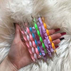 dotting tools - Dotting tools för naglar i olika storlekar och färger, 5kr/ styck eller alla för 35kr, frakt 12kr💗