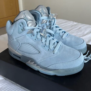 Jordan 5 Retro UK5.5 - Jordan 5 Retro Photo Blue i storlek UK5.5/EU39. Ej använda eller testade, ligger kvar i oöppnat paket (bilderna är på mitt egna par, råkade beställa två).