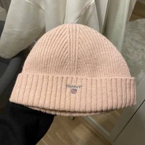 Mössa gant  - Säljer denna söta mössa då jag har föör många mössor🥲☃️ 100 kr + frakt eller mötas upp💕💓