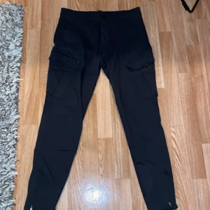Svarta Gabba byxor  - Ett par perfekta byxor som jag köpte för något år sen men aldrig använt för det inte var min stil, annars sitter de perfekt och är sköna som tusan, många fickor så man kan bära på mycket. Det är också väldigt bra kvalitet på de här byxorna.