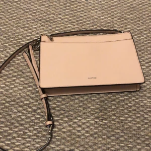 Säljer min väska!🌺 - Väskan är i nyskick! Andvänds ca 5 ggr. Säljer den för att jag inte får så mycket användning för den. Frakt ingår i priset!