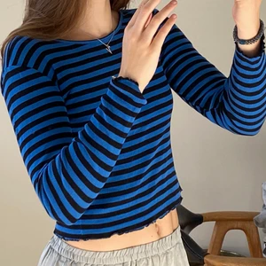 Randig tröja - Tröja från Ginatricot i storlek M men sitter tight på mig som vanligtvis är storlek S 💖💖 köparen står för frakten