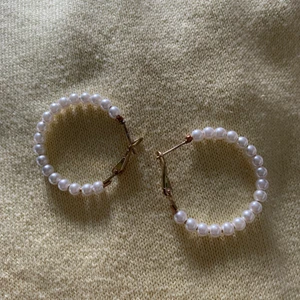 Pärlörhängen - Pärlörhängen i form av ringar. Medelstora (bild 3 visar hur stora de är i min hand). 