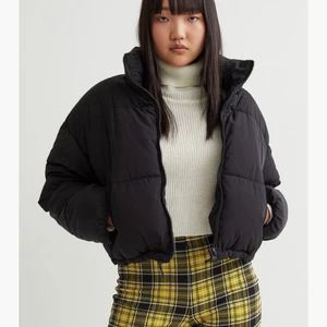 Pufferjacket - Kollar intresset på denna fina pufferjackan från hm <3 helt oanvänd men den är något stor och hann inte byta den, nypris 399