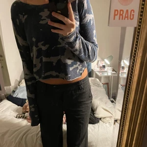 Stickad tröja med militärmönster - Mysig stickad tröja med mönster, croppad