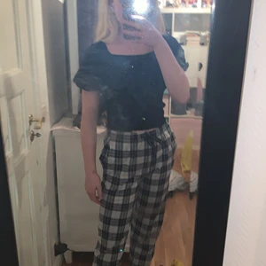 Svart t-shirt med puffärm - Jag säljer denna fina t-shirt ifrån Ginatricot storlek M. Ja säljer den för att jag aldrig andvänder den!