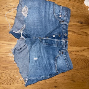 Levis  - Hej💙 säljer mina Levis skjorts. Dem är i modellen 501 och strl 26w. Pris 150kr 
