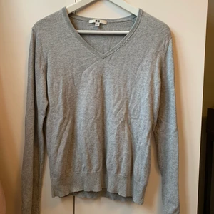 Tröja i skönt material - Superskön tröja från uniqlo i bomull och kashmir. Väldigt sparsamt använd i storlek M💞 Frakt tillkommer