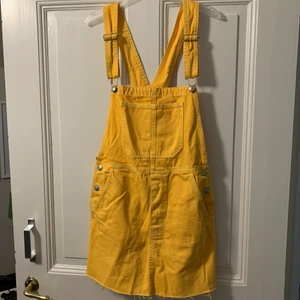 Klänning med hängsler - Gul denim klänning med hängslor från Stradivarius. Knappt använd. storlek M!