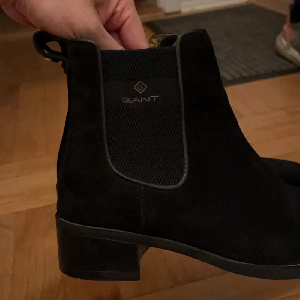 Svarta, mocka boots från Gant. Ca. 3cm klack. Väldigt bra skick, använda max 1-2ggr. Storlek 38.. Skor.