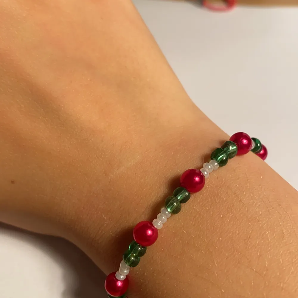 Det här är ett jul packet för 30kr 🎄🎅🏽man får ett örhänge,armband och ett jul klistermärke❤️💚. Accessoarer.