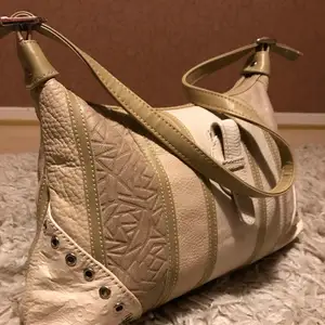 Jag säljer denna ”Throwback 2000s” vibe urgulliga väskan som jag har använt ett par gånger :) Väskan är i PU läder med olika mönster och luktar fortfarande fräsch 