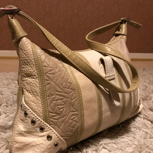 Medelstor väska 👜 - Jag säljer denna ”Throwback 2000s” vibe urgulliga väskan som jag har använt ett par gånger :) Väskan är i PU läder med olika mönster och luktar fortfarande fräsch 