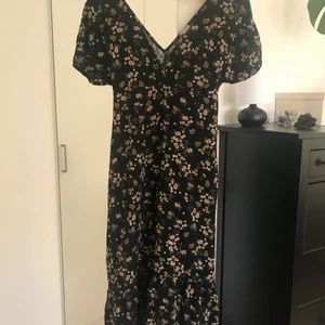 Klänning pull and bear  - Superfint klänning från pull and bear. Används bara en gång. 👁💗👁 ny kostar den 350kr