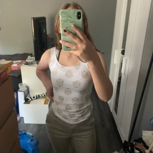 H&M linne/klänning - Säljer mitt linne/klänning, väldigt stretchig så den funkar som en tajt kortare klänning! Stl 34 men eftersom den är väldigt stretchig passar den säkert större storlekar! Kan mötas upp i Huddinge eller i närheten annars står köparen för frakt vilket är mellan 50-70kr🤎