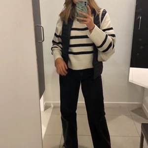 Stickad tröja från BERSHKA. Strl M - Använd en gång bara, jätteskön och mjuk! Kan mötas upp i Falun, annars tillkommer frakt❤️