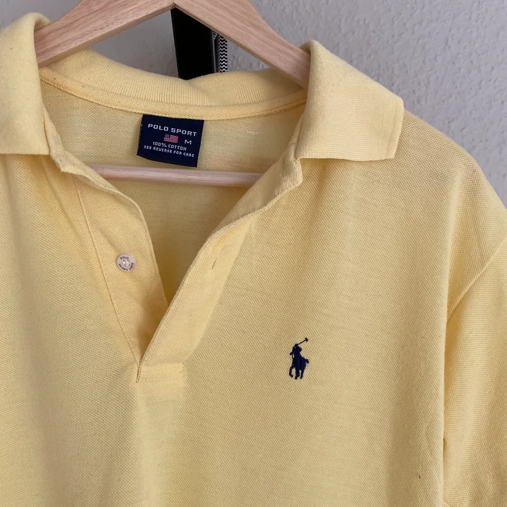 Ljusgul Ralph Lauren Piké tröja. Köpt på Beyond retro men har aldrig kommit till användning. Prislappen finns kvar och är inköpt för 189kr. Storlek M💛. T-shirts.