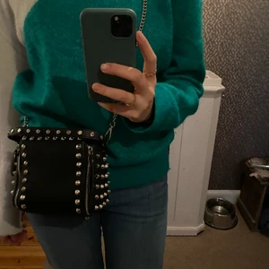 Zara väska med nitar - Säljer den här populära väskan som är slutsåld och säljs inte längre. Det går att ta av kedjan om man vill det. 