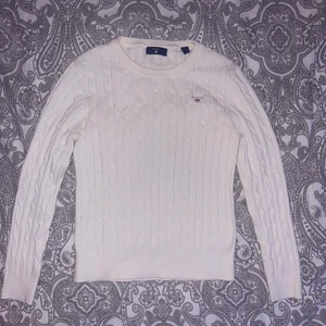 Gant tröja - Hej säljer nu denna fina gant tröja, nästa aldrig använd! Mycket bra skick. I storlek 158/164 eller 13-14år, skulle säga den är som en xs för mig passar den bra och e 18år gammal.  Köpare står för frakten😊