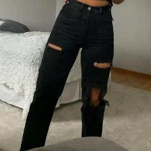 Slitna jeans från Zara - Säljer mina jättesnygga jeans från Zara med hål. Jättetrendiga och i bra skick. Har sprätt ner dom där nere så dom är långa på mig som är 171. Storlek 36 men skulle säga att dom passar från 34-38 beroende på hur man vill att dom ska sitta. Helt slutsålda och svåra att få tag på 💛