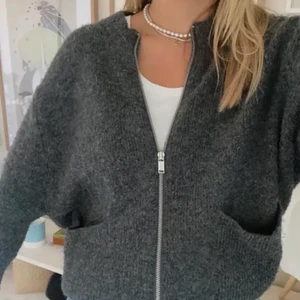 grå kofta från HM - jättefin grå kofta köpt på HM❤️❤️ köp direkt för 350kr!!