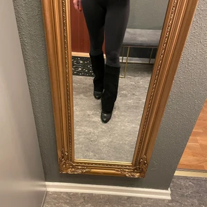 See by Chloe stövlar 37,5 - Helt i nyskick. Mocka och skinn. Skaftet är pösigt så stövlarna kan enkelt dras ner i skaftet och bli lite mer som boots. Jag är 1.61 som referens 
