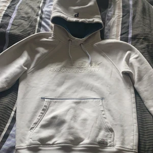 Vintage peak performance  - Säljer min vintage hoodie från peak performance 1986 i storlek S passar M och XS också. Den är i bra skick och väntar på en ny ägare 💙