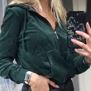Mörkgrön velour zip hoodie - Säljer denna fina velour zip hoodien i storlek L. Har en likadan i mörkblå och använder den mer därför säljer jag denna. Sitter superfint och är i jättefin grön färg💚