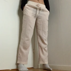 LINNEBYXOR - Fina linnebyxor i XS från h&m! Något för tajta och korta för mig som är rätt kort själv (157 cm ungefär). Modellen ska egentligen gå till anklarna tror jag 💕