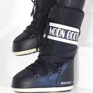 Säljer mina fina Moon Boots Classic Icon då dom är lite stora på mig. Kan ev tänka mig att byta mot 35-38. Knappt använda men lite knottriga på insidan, det känns inte eller syns ☺️ vid många intressen startar jag budgivning!! Jag kan stå för en del av frakten💞