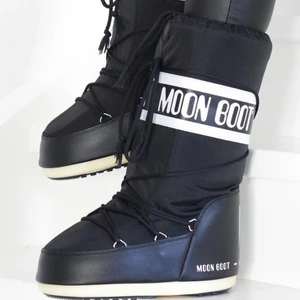 Moon Boots - Säljer mina fina Moon Boots Classic Icon då dom är lite stora på mig. Kan ev tänka mig att byta mot 35-38. Knappt använda men lite knottriga på insidan, det känns inte eller syns ☺️ vid många intressen startar jag budgivning!! Jag kan stå för en del av frakten💞