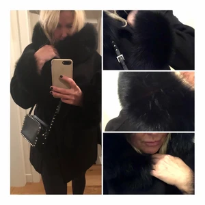 Kappa med äkta päls - Fantastisk kappa med äkta päls, avtagbart på både luva & ärmar. Stl M/L. Sparsamt anv ett fåtal ggr.Nypris ca 3000:-
