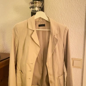 Kostym/jacka - Skitsnygg kostymjacka som jag använt mycket under sommaren och våren, då jag har en snarlik säljer jag denna.