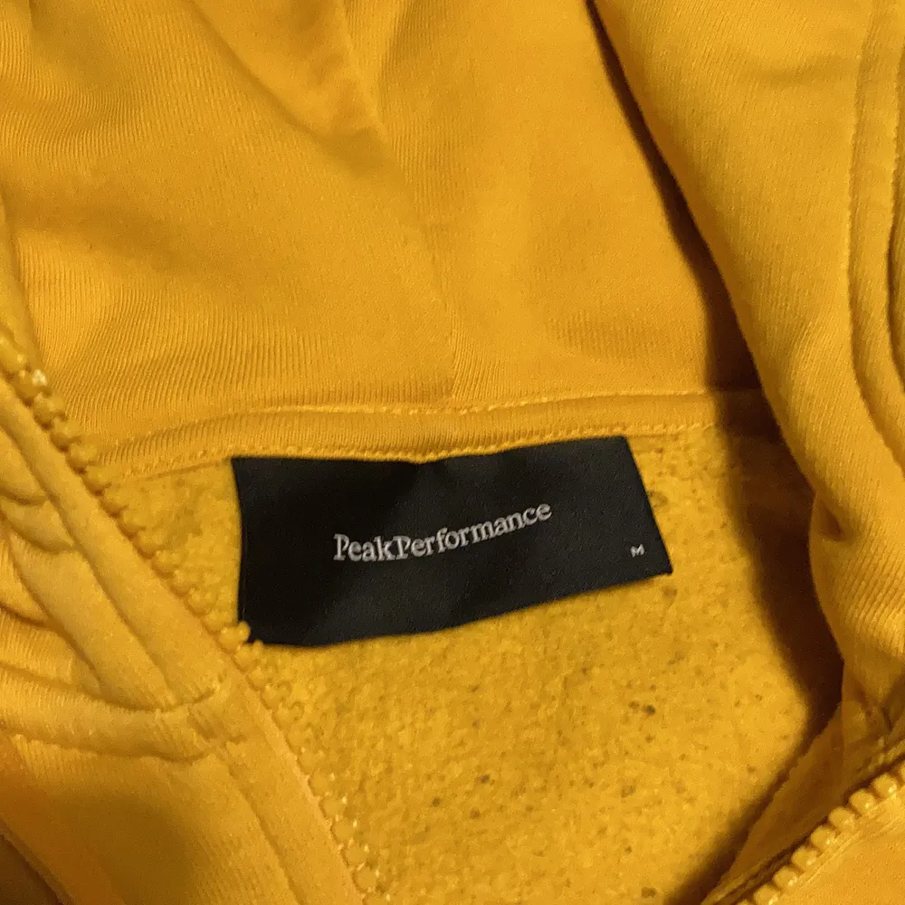 Skön zipline hoodie från PP i färgen gul. Hoodies.
