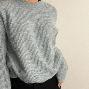 Stickad tröja - Mysig stickad tröja ifrån stay! Den är i en mitall blå/grön färg💙Nyskick 400kr.