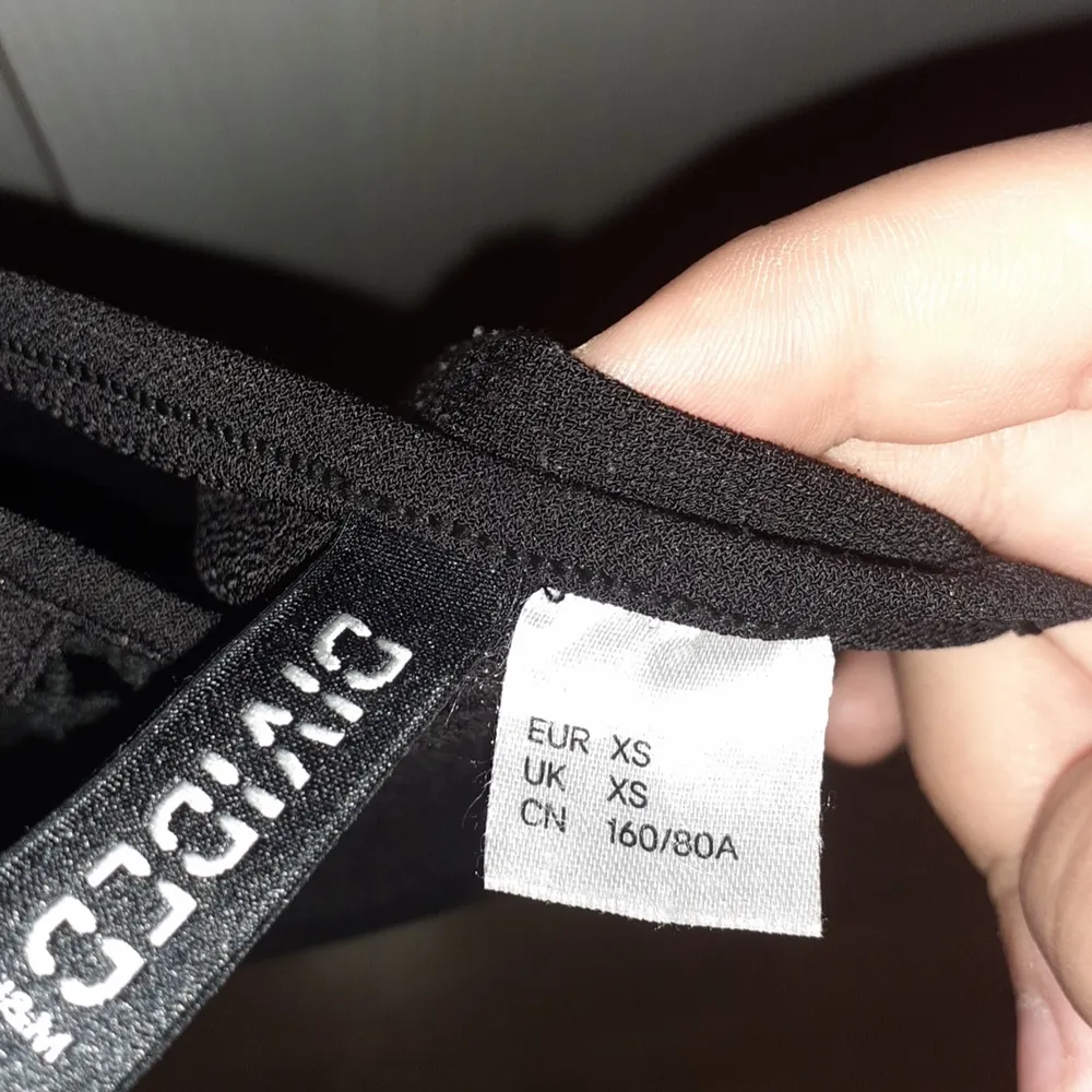 En body från H&M använd 1 gång och är i toppskick i storlek xs, med fina detaljer kom privat för mer bilder köparen står för frakten. Original pris är 100 kr. Blusar.