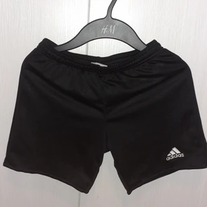 Äkta addidas shorts - Äkta adderas shorts i storlek 140 men skulle säga att dom passar 150 också använda 2 gånger i bra skick köparen står för frakten,pris kan diskuteras:)