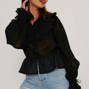 blus - säljer denna supersöta blus från na-kd då den inte passar mig och är därav aldrig använd!! storlek 36 så passar S skulle jag säga🥰💘 köptes för 350kr 💘