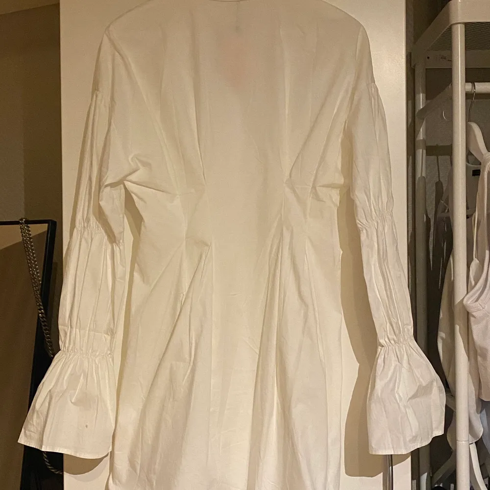 Super snygg vit skjortklänning med puff ärmar i storlek 38, men skulle säga att den passar 36 också. Aldrig använd med lappen kvar. Så snygg på men säljer då den inte passar min stil längre. Köpt för £45. (Man får köpa till frakt). Klänningar.