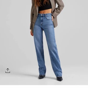 Blåa jeans - Säljer mina blåa jeans från Bershka, storlek 38 regular och använda fåtal gånger💕 Nästan slutsålda på hemsidan, inköpspris 399kr, jag säker för 200kr plus frakt, men priset kan diskuteras🥰🥰