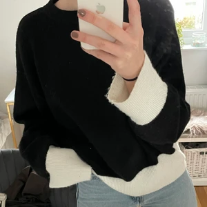 Stickad tröja - Stickad tröja med vita detaljer, nästan aldrig använd