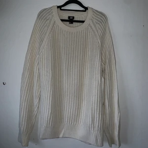 HM stickad tröja  - Sticka tröja från HM i strl XL, väldigt mysig och ej nopprig. Köpt secondhand. 