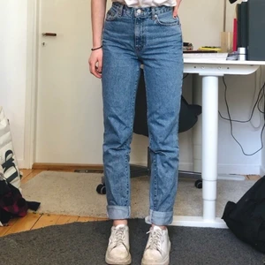 Calvin Klein blåa jeans - Köpt i en vintage butik och i mycket bra skick! Fina glitterdetaljer längst ner vid benen. Jag är 174 cm lång och är oftast storlek S/M.