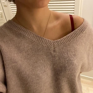 Nakd stickad tröja - Jättesnygg oversized tröja köpt på Nakd. Går att styla på massa olika sätt💗 Färgen kommer inte riktigt fram på bilderna, den är pastell lila. Väldigt lite använd, nypris ca 400kr, säljer för 100kr+frakt 😊