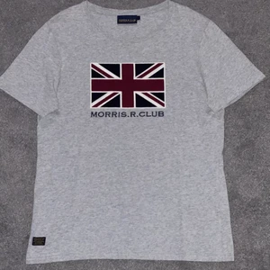 Morris Jack Flag Crew Neck Tee Grey - Grå morris t-shirt knappt använd i 9/10 skick! Sitter som M-L och har broderat flaggtryck.👍🏼