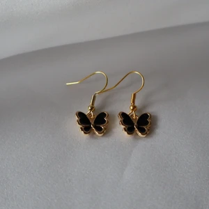 Örhängen - Super fina nickelfria örhängen.                                                     1 par = 45kr, 2 par= 80kr eller alla 3 = 120 och gratis frakt.