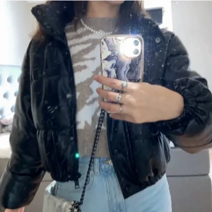 Zara jacka  - Säljer en svart jacka från zara i storlek xs, använd 1 vinter och är i bra skick. Köparen står för frakten💓 priset kan diskuteras vid snabb affär💓