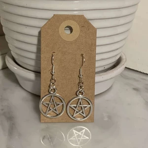 Silverörhänge pentagram - Pentagrammet är en universal symbol och används i många culturer och religoner. Inte minst inom spiritualitet, som är den snabbaste växande tro idag. Den är mycket vanlig och används ofta som en skyddande symbol. Religionsfrihet är en av de viktigaste mänskliga rättigheter som vi har! Tillsammans så skyddar vi denna rättighet! (P.s krokarna är i sterling silver och nickelfria)